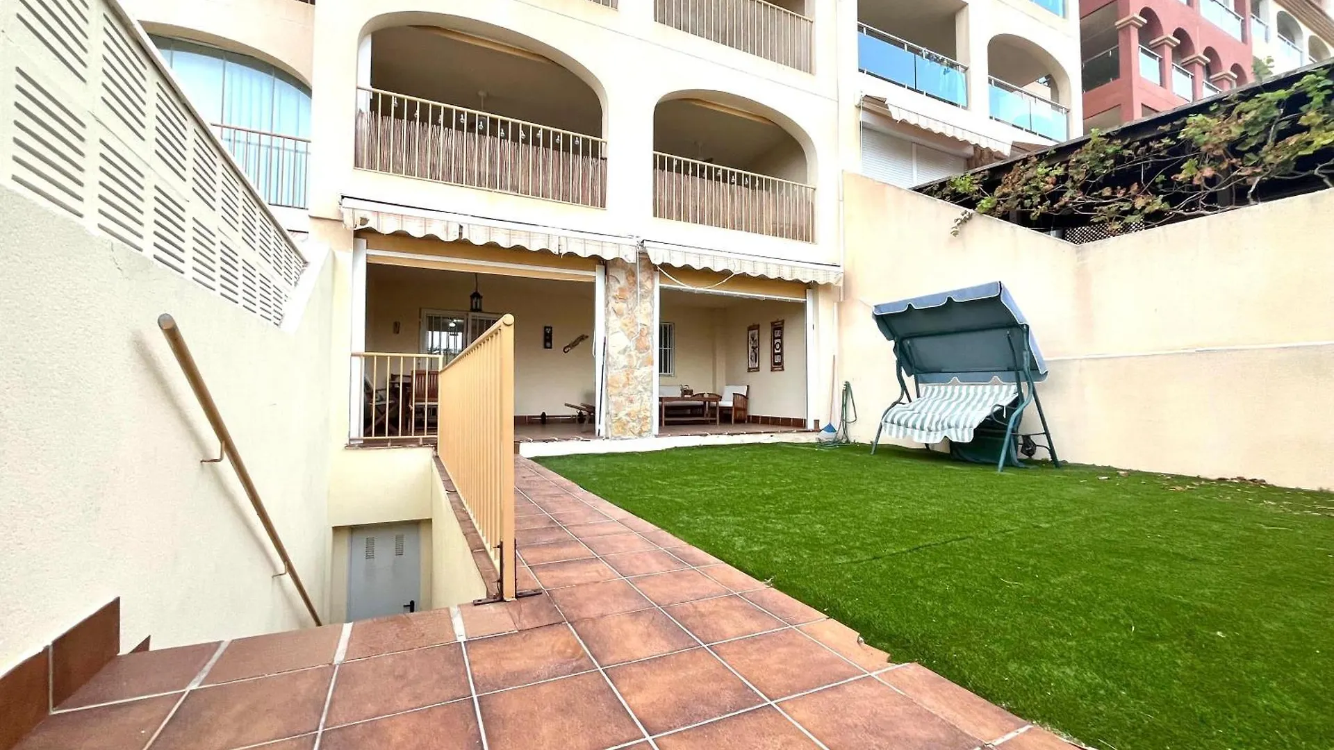 Almerimar Amplio Apartamento De 3 Habitaciones Con Piscina, Pista De Padel, Futbol Y Garaje Cubierto Para 2 Coches En Altas Entinas
